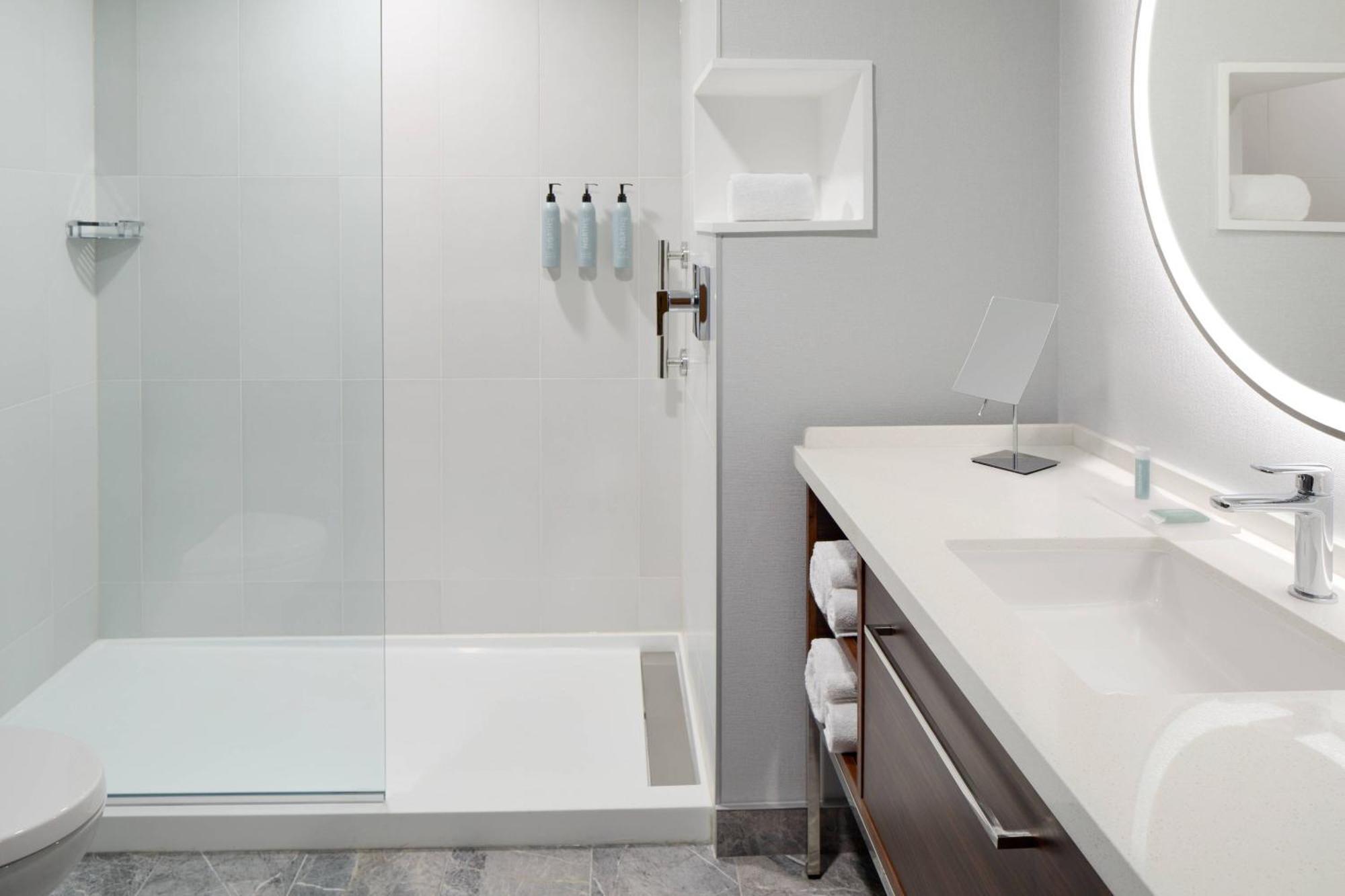 Courtyard By Marriott Montreal Laval Hotel Екстериор снимка