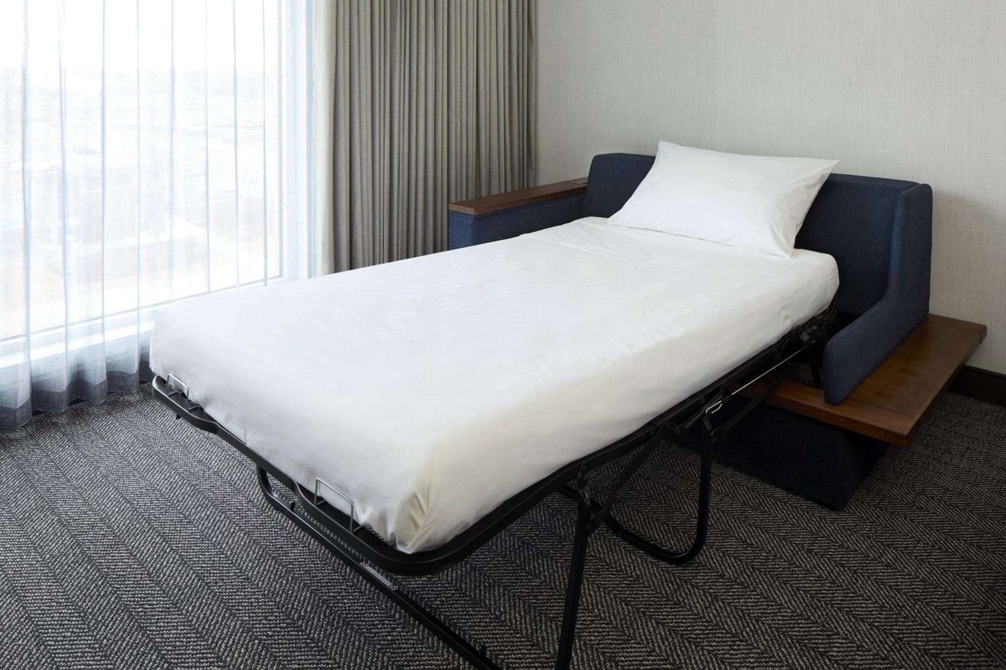 Courtyard By Marriott Montreal Laval Hotel Екстериор снимка