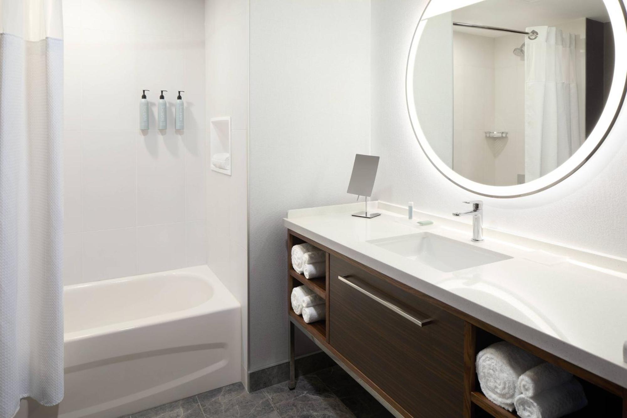 Courtyard By Marriott Montreal Laval Hotel Екстериор снимка