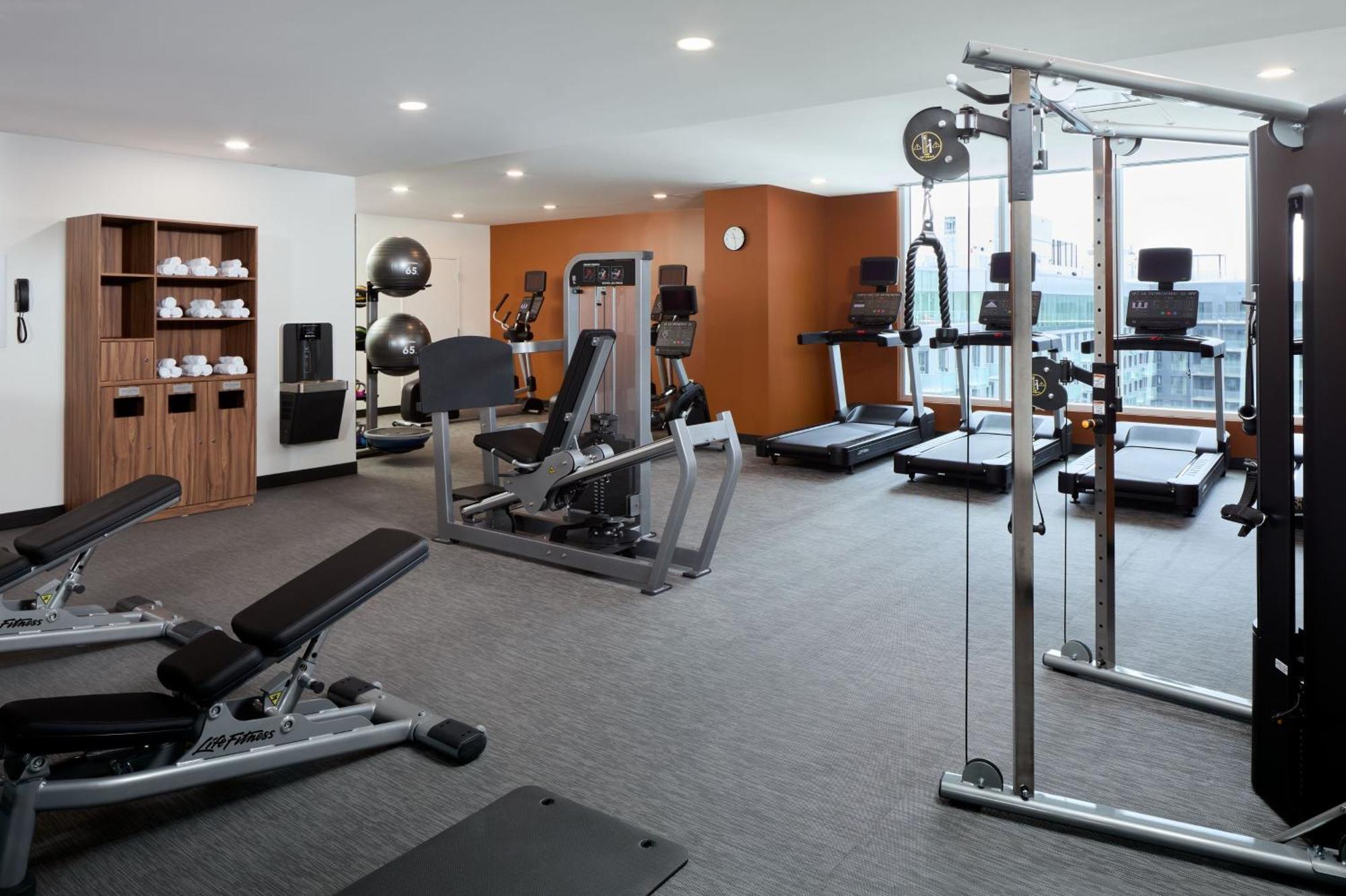 Courtyard By Marriott Montreal Laval Hotel Екстериор снимка
