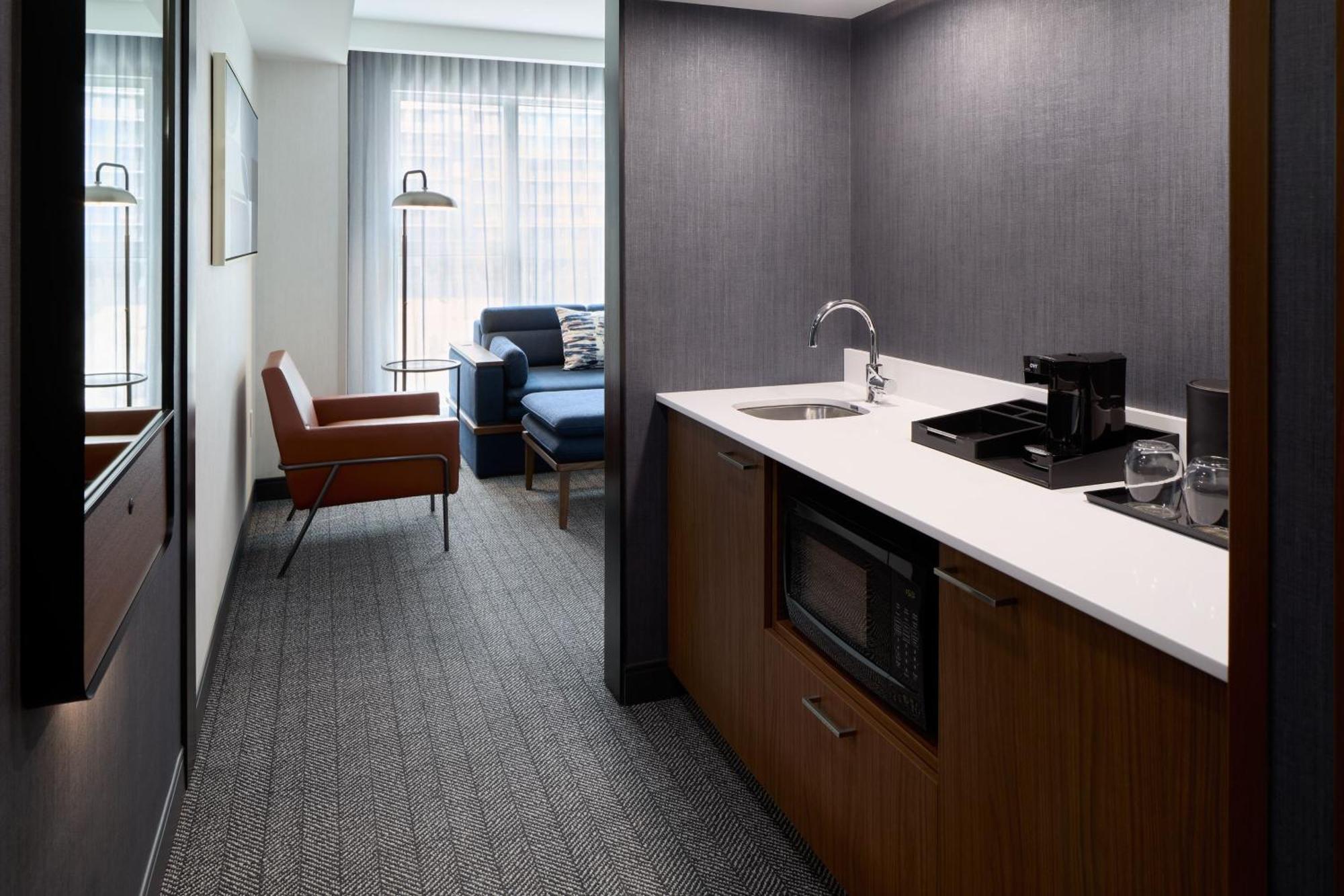 Courtyard By Marriott Montreal Laval Hotel Екстериор снимка