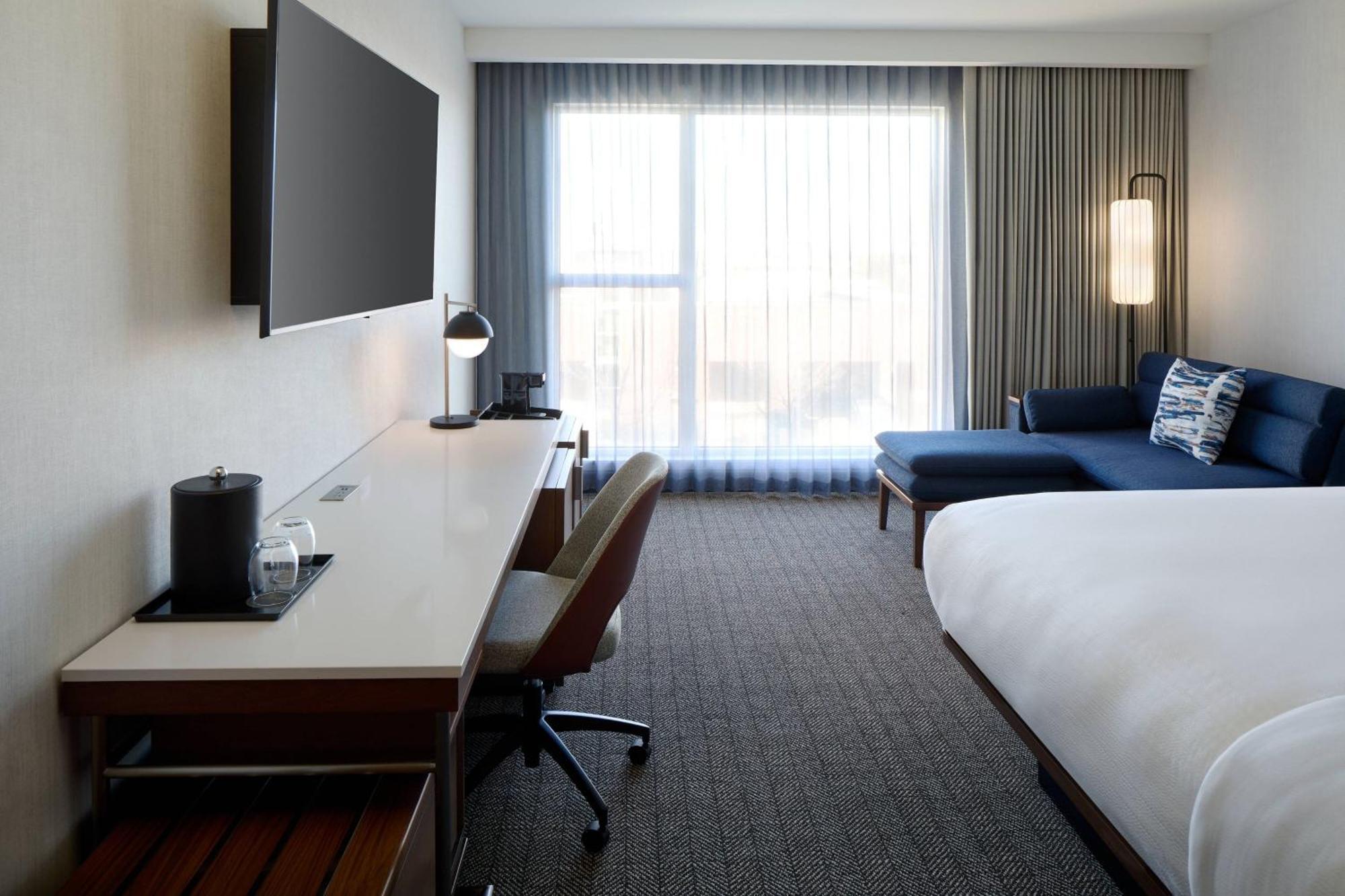 Courtyard By Marriott Montreal Laval Hotel Екстериор снимка