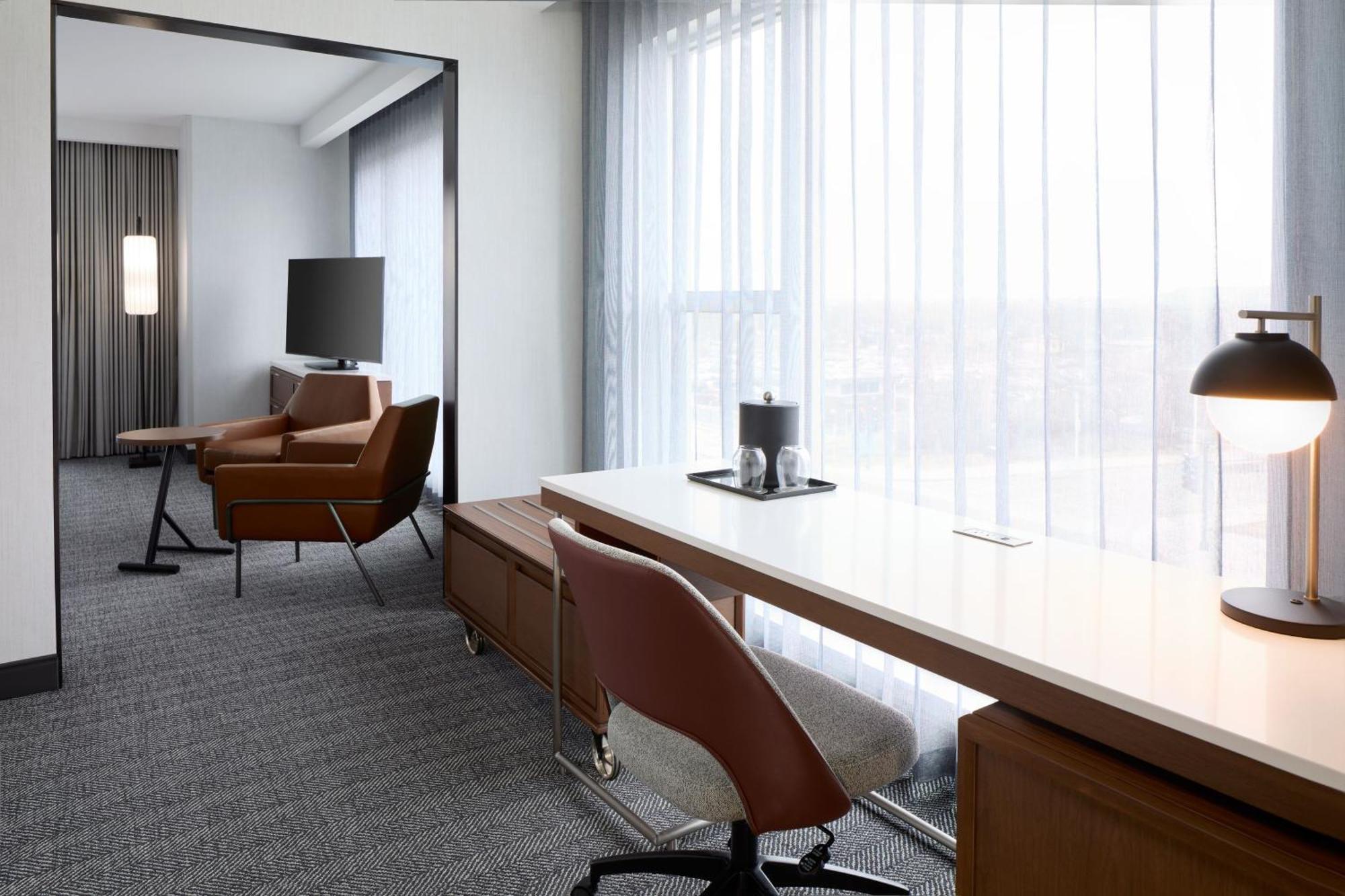 Courtyard By Marriott Montreal Laval Hotel Екстериор снимка