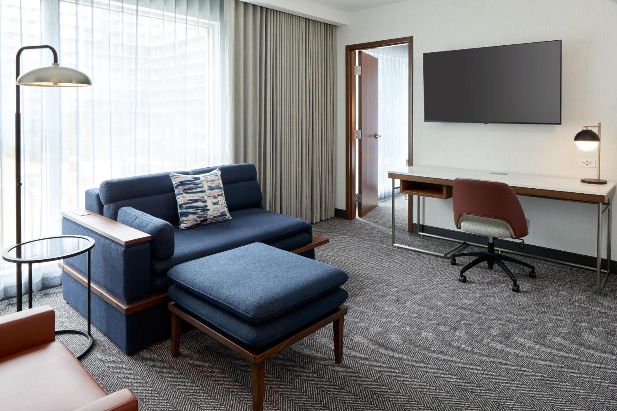 Courtyard By Marriott Montreal Laval Hotel Екстериор снимка