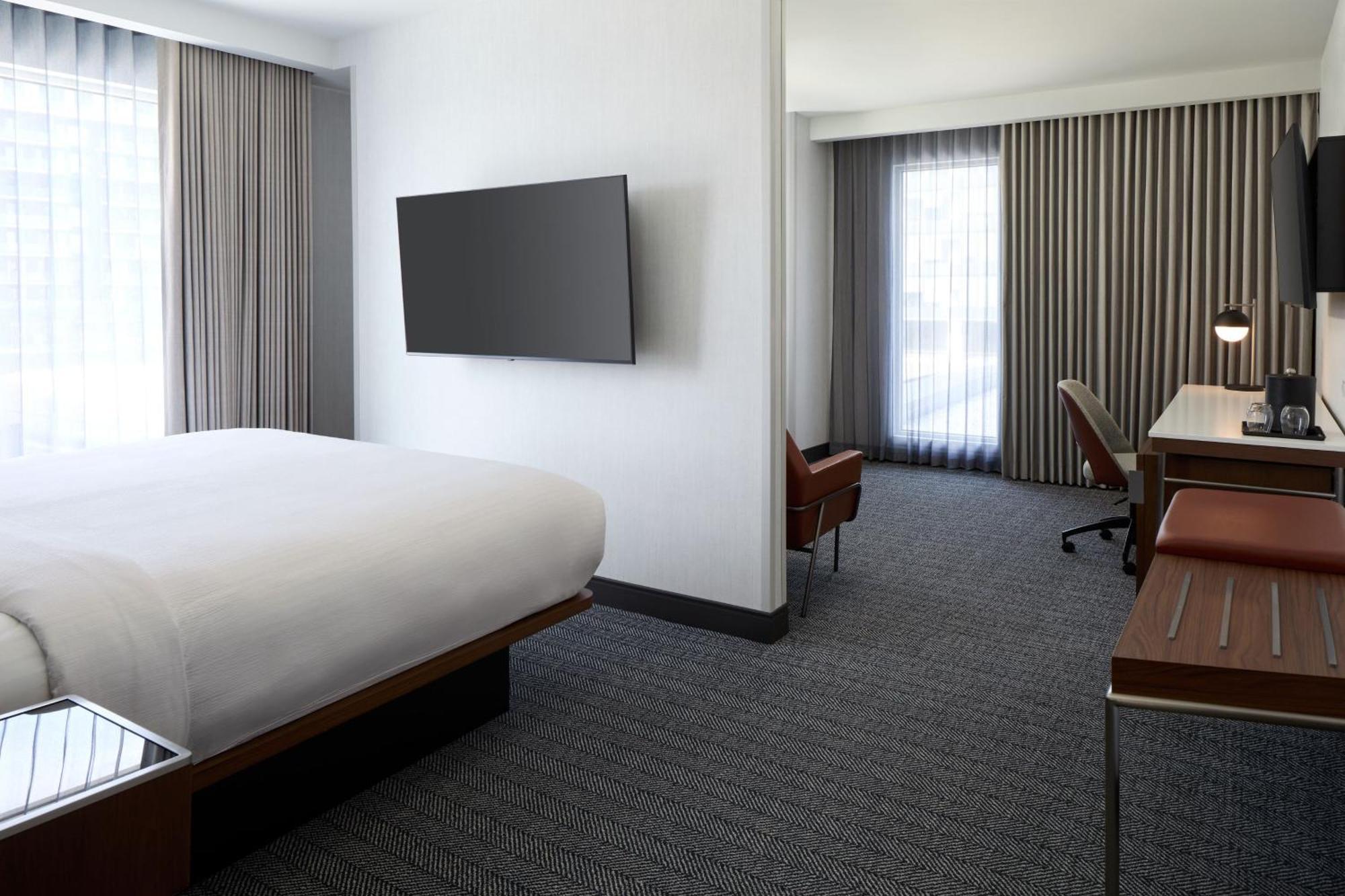 Courtyard By Marriott Montreal Laval Hotel Екстериор снимка