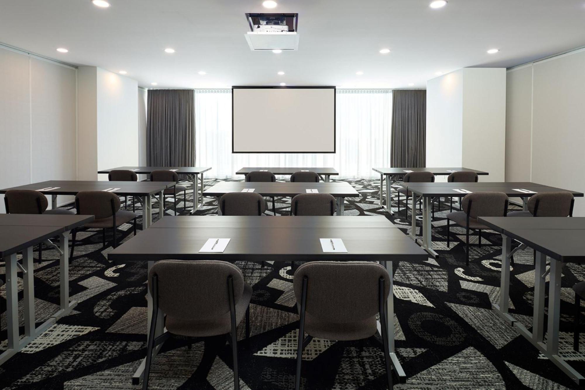 Courtyard By Marriott Montreal Laval Hotel Екстериор снимка