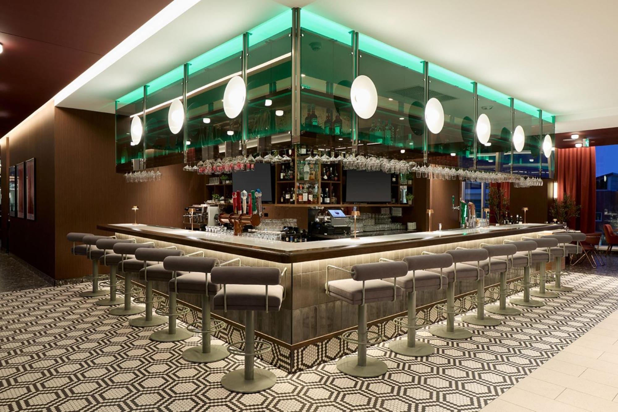 Courtyard By Marriott Montreal Laval Hotel Екстериор снимка