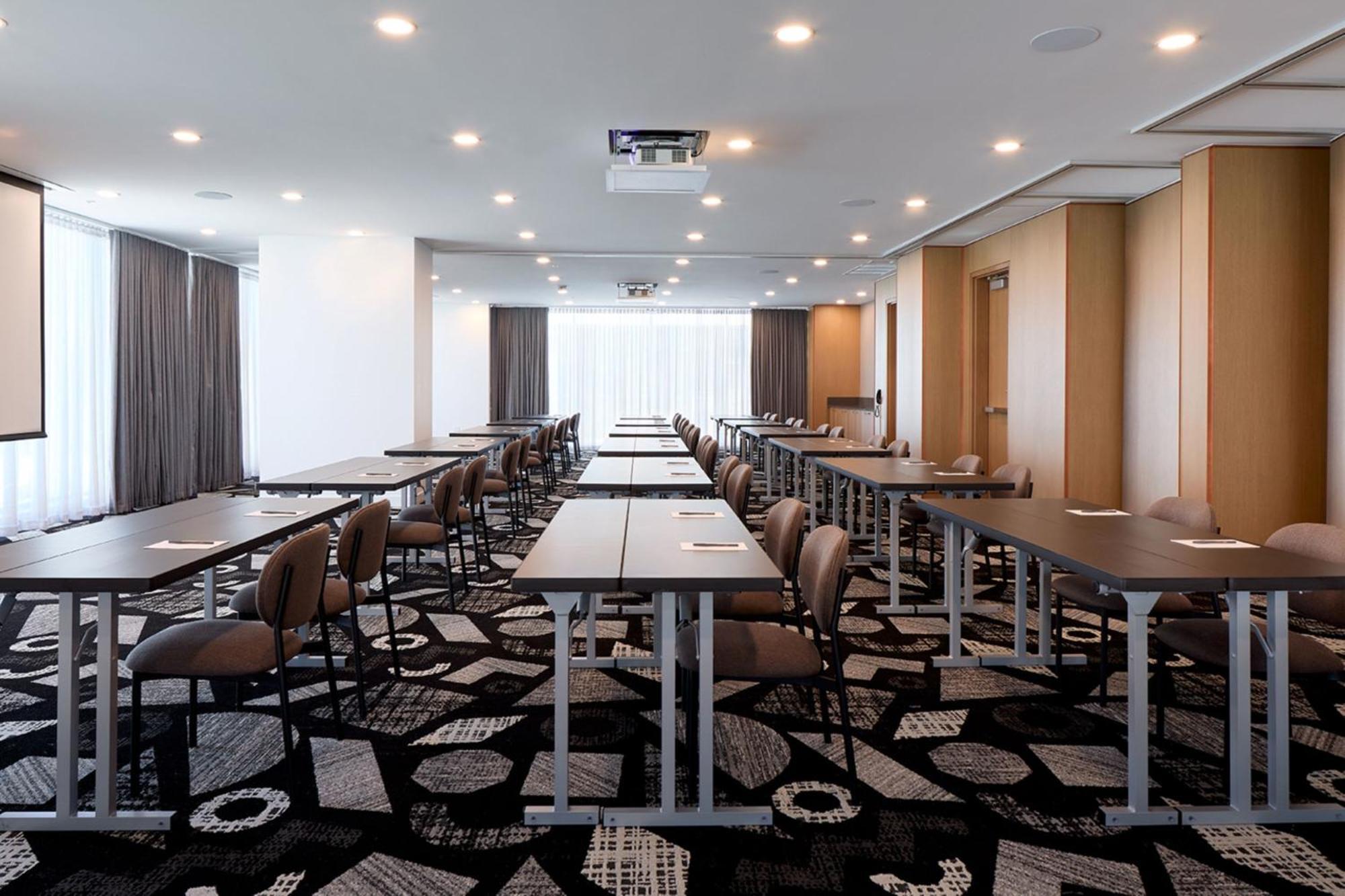Courtyard By Marriott Montreal Laval Hotel Екстериор снимка