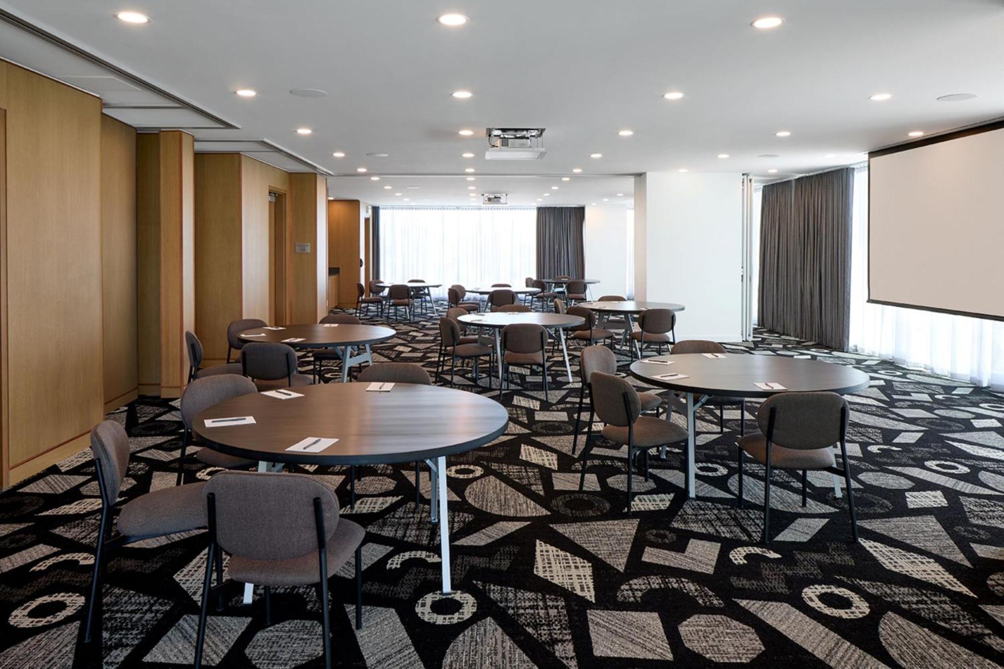 Courtyard By Marriott Montreal Laval Hotel Екстериор снимка