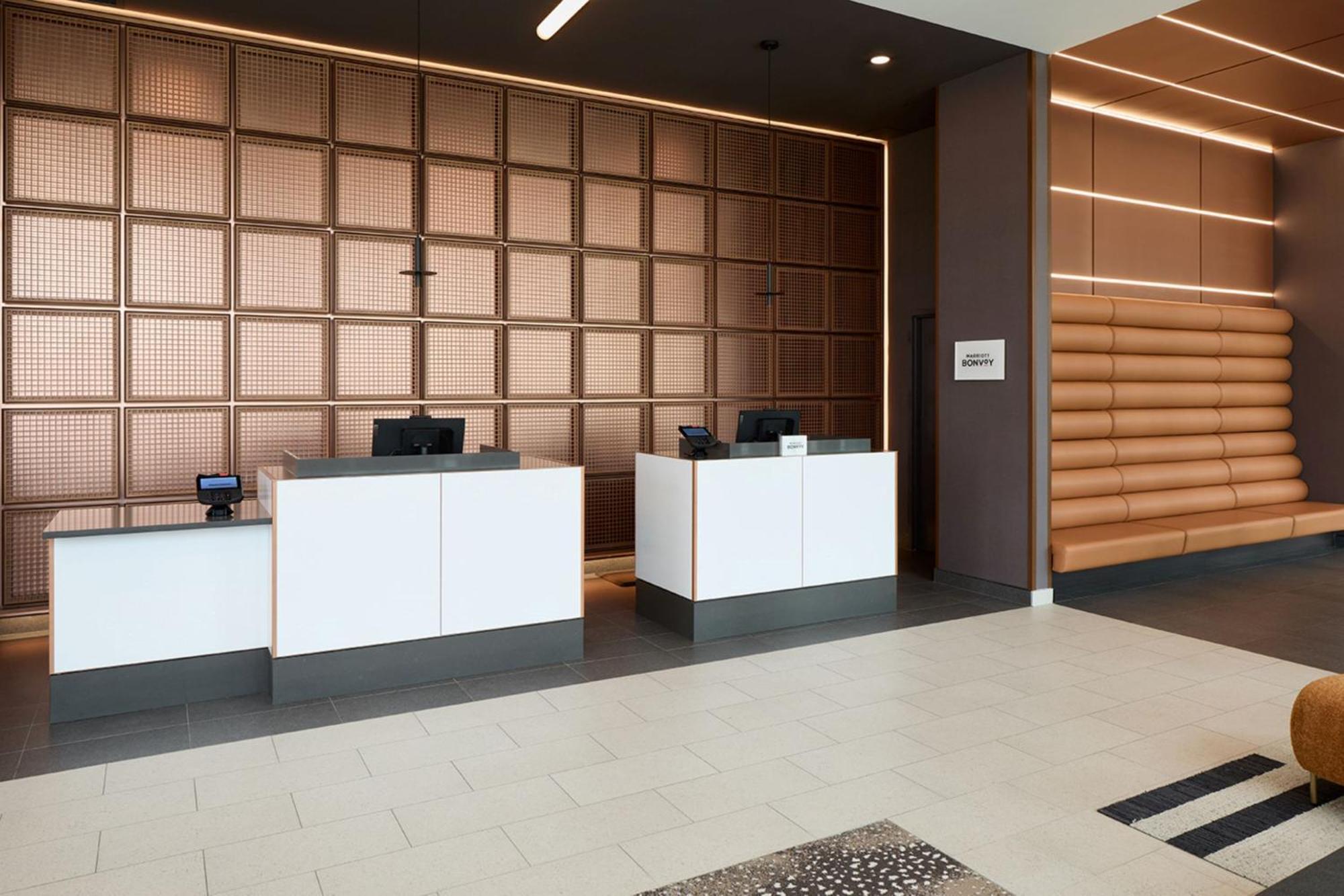 Courtyard By Marriott Montreal Laval Hotel Екстериор снимка